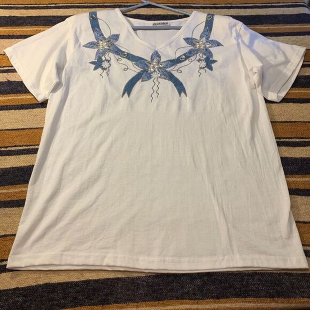 VTG 90s Women's White Short Sleeve V-Neck Embellished Top XL Blue Floral Retro